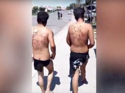 Policías del municipio brindaron apoyo a los afectados, quienes no mencionaron quiénes habían sido los que los desnudaron. YOUTUBE / Tráfico ZMG