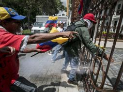 Presuntos oficialistas asaltaron este miércoles la sede de la Asamblea Nacional de Venezuela. EFE / M. Gutiérrez