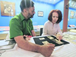 Responsables. Jaime Aurelio Casillas, curador de la exposición, y Griselda Cruz, hija del artista. EL INFORMADOR / F. González