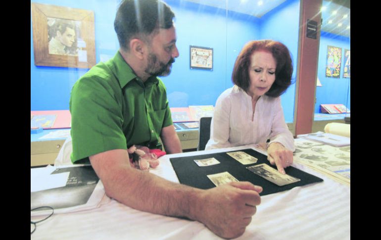 Responsables. Jaime Aurelio Casillas, curador de la exposición, y Griselda Cruz, hija del artista. EL INFORMADOR / F. González