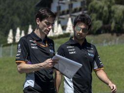 Sergio Pérez, (d), recorre junto a los técnicos la pista del circuito Red Bull, en Spielberg. EFE / V. Xhemaj
