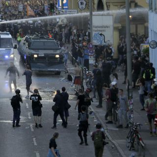 Policías se enfrentan a manifestantes en Hamburgo