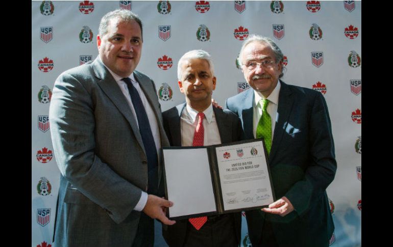 Victor Montagliani, Sunil Gulati (presidente del comité) y Decio de María. MEXSPORT / E. Muñoz