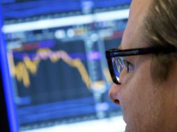 El dólar desciende 15 centavos en comparación con el cierre de ayer. AP / ARCHIVO