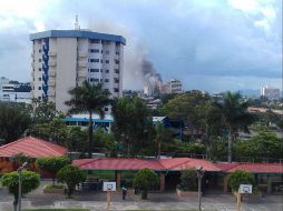 El congestionamiento vehicular dificultó la llegada de los equipos de bomberos al siniestro. TWITTER / @ricardobacoster