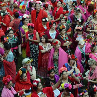 Fijan récord de más personas vestidas como Frida Kahlo