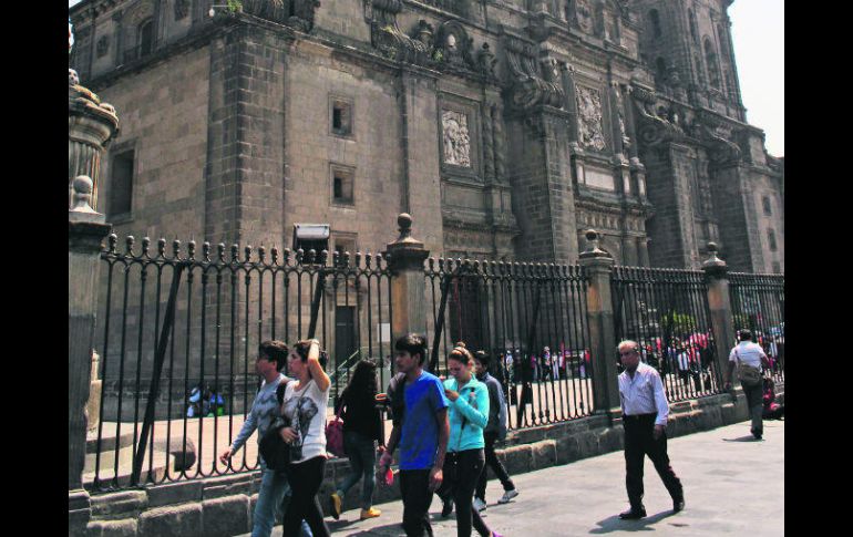 La colección fue descubierta dentro de una bóveda de piedra cerca del Zócalo capitalino, justo detrás de la Catedral. EL INFORMADOR / F. González