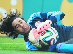 Guillermo Ochoa. El tapatío se convertirá en el nuevo arquero del Standard-Lieja. AFP / ARCHIVO