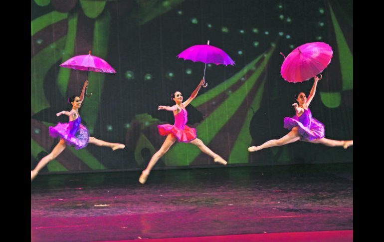 Las integrantes del Ballet de Cámara de Jalisco evocaron tiempos del arte circense barrial. Anoche lograron impactar el público. EL INFORMADOR / G. Gallo