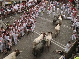 Los toros de la ganadería abulense de José Escolar Gil crean una situación de peligro a varios mozos durante el encierro. EFE / P. Urdíroz