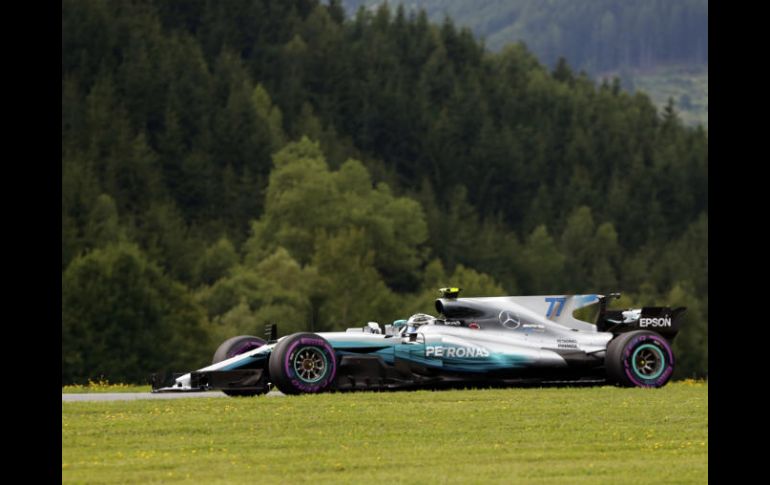 Valtteri Bottas (Mercedes) marca el mejor tiempo, al cubrir los cuatro mil 318 metros del circuito de Estiria en un minuto. AP / D. Bandic