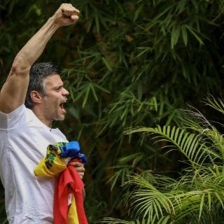 Leopoldo López llama a seguir protestas luego de ser liberado