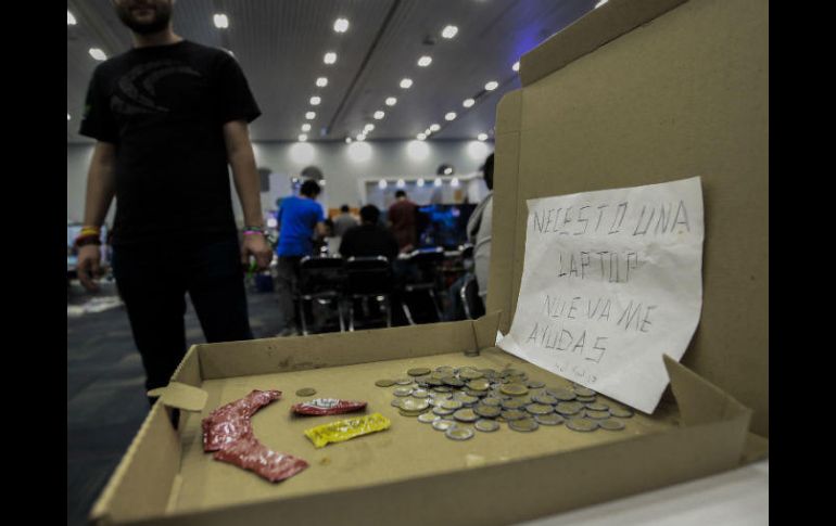 'Anónimo' Gutiérrez  puso una caja de pizza como alcancía para solicitar ayuda para una nueva computadora. EL INFORMADOR / F. Atilano