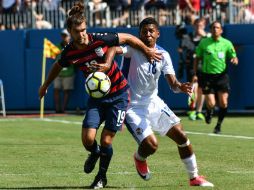 Zusi (I) de Estados Unidos y Camargo (D), de Panamá, disputan un balón. AFP / N. Kamm