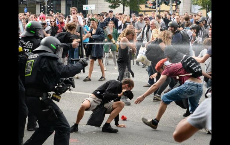 Durante la manifestación ‘Solidaridad sin fronteras en lugar del G20’, los policías usan gas pimienta contra los manifestantes. NTX / C. Gateau
