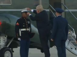 En el video se ve al presidente estadounidense que se disponía a subir a bordo del helicóptero Marine One. YOUTUBE / CNN