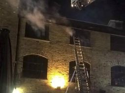 Decenas de bomberos lucharon por sofocar el incendio. EFE /