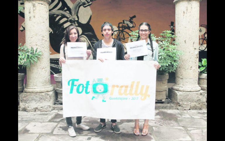 De izquierda a derecha: Citlalli Álvarez (Mención honorífica); Edson Saldaña (Mejor colección) y Kathya Gallo (Mejor fotografía). EL INFORMADOR / A. Camacho