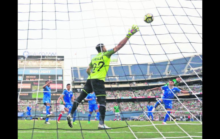 Abre la cuenta. El arquero salvadoreño Benji Villalobos intenta tapar sin éxito el remate de cabeza de Hedgardo Marín. AP /