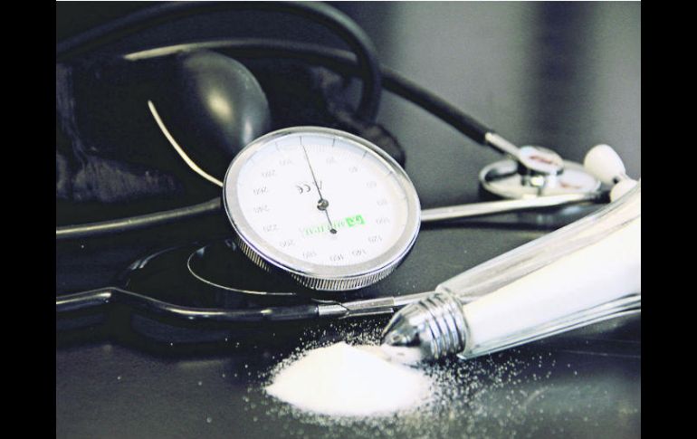 Con sólo bajar un gramo en la ingesta diaria de sal se puede retrasar la hipertensión y la retención de líquidos. ESPECIAL /