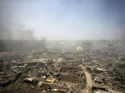 Hay explosiones de obuses de artillería y se ven densas columnas de humo provocadas por los bombardeos de la aviación. AFP / A. Al-Rubaye