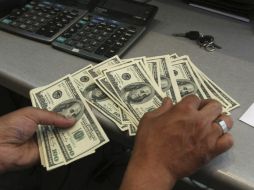 El tipo de cambio para solventar obligaciones denominadas en moneda extranjera pagaderas en el país se ubica en 18. 1394 pesos. AP / ARCHIVO
