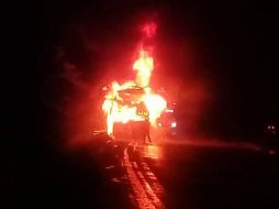 Omar ''S'', de 50 años de edad, decide quedarse en el camión de pasajeros, por lo que muere calcinado al interior. FACEBOOK / Iliana Blanco Echevarria