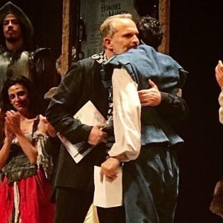 Miguel Bosé y Benny Ibarra se besan en el teatro