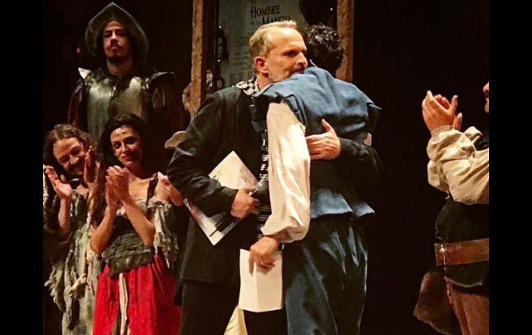 Benny cerró su discurso dando un beso en la boca a Bosé. TWITTER / @BoseOfficial