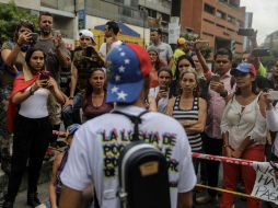 Diversas vías fueron obstruidas por manifestantes con banderas tricolores. EFE / M. Gutiérrez