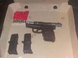 Los elementos lograron asegurar tres armas, entre ellas un rifle, a los presuntos agresores. TWITTER / @PoliciaGDL