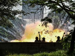 La explosión provocó una gran llamarada seguida de una nube de humo e hizo caer a algunos de los militares. AFP / C. Becerra