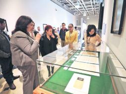 Presentación. Momento en el que se hace el recorrido tras la inauguración de la exposición histórica. EL INFORMADOR / A. Labra