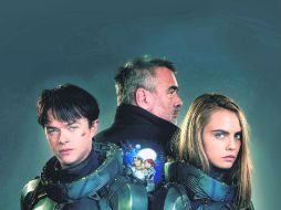 Talento. En medio, Luc Besson, director del proyecto, junto a sus protagonistas, Dane DeHaan y Cara Delevingne. ESPECIAL /