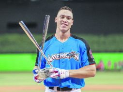 Aaron Judge puso de pie al público que asistió ayer al Marlins Park. Aquí posa con su trofeo de ganador del Derby de Jonrones. EFE /