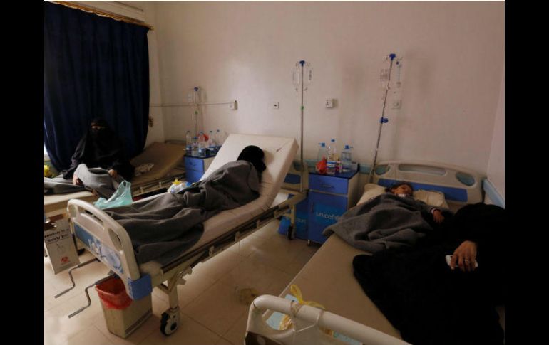 Varios pacientes yemeníes reciben tratamiento para el cólera por un fuerte brote en un hospital de Sanaía, en Yemen. EFE / Y. Arhab
