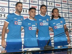 Los cuatro elementos del conjunto celeste procedieron a posar con el jersey del equipo. MEXSPORT / V. León