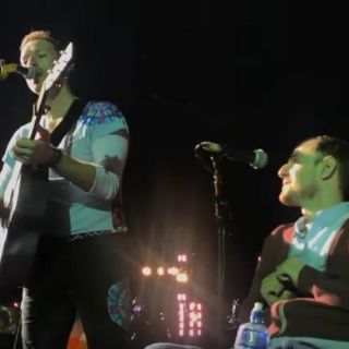 Chris Martin sube al escenario a joven en silla de ruedas