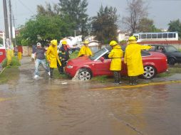 En algunos puntos el agua llegó a la altura de los neumáticos de los automóviles. TWITTER / @BomberosTonala