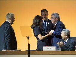 Los alcaldes de ambas ciudades celebran durante el anuncio del Comité Olímpico Internacional. EFE / J.BOTT