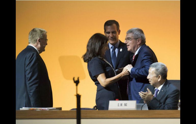 Los alcaldes de ambas ciudades celebran durante el anuncio del Comité Olímpico Internacional. EFE / J.BOTT