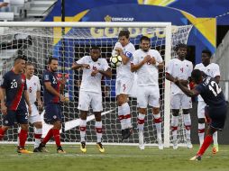 Joel Campbell, número 12 de Costa Rica, intentó acercarse al gol en este tiro libre. EFE / A.Sprecher