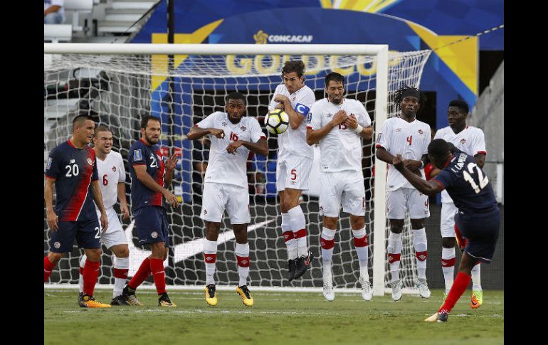 Joel Campbell, número 12 de Costa Rica, intentó acercarse al gol en este tiro libre. EFE / A.Sprecher