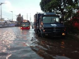 Personal de Protección Civil y del Cuerpo de Bomberos capitalino realizan labores de desagüe. TWITTER / @SSP_CDMX