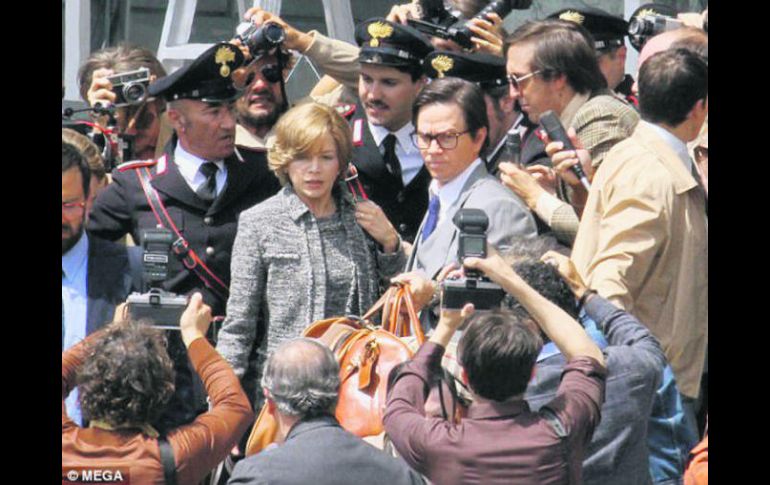 Rodaje. Michelle Williams y Mark Wahlberg en una de las escenas filmadas en Roma. ESPECIAL /