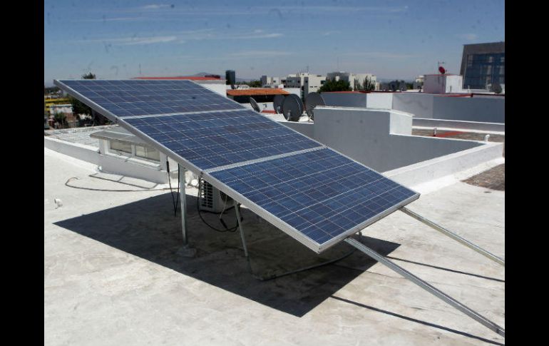 La CFE no está de acuerdo con pagar al precio promedio de la región los excedentes generados por paneles en casas. EL INFORMADOR / ARCHIVO