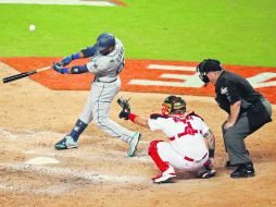 El dominicano Robinson Canó conecta sólido con el madero en la apertura del décimo inning para conseguir el jonrón del triunfo. AP /