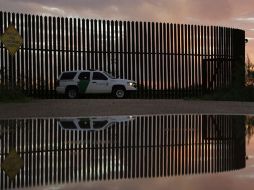 Los mil 600 millones de dólares financiarían barreras físicas a lo largo de la frontera Suroeste de Estados Unidos. AP / ARCHIVO