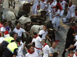 Los toros de la ganadería madrileña de Victoriano del Río a su paso por la cuesta de Santo Domingo. EFE / J. Lizón