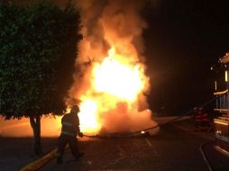 Bomberos tapatíos atienden el siniestro para evitar que el fuego reiniciara. ESPECIAL /